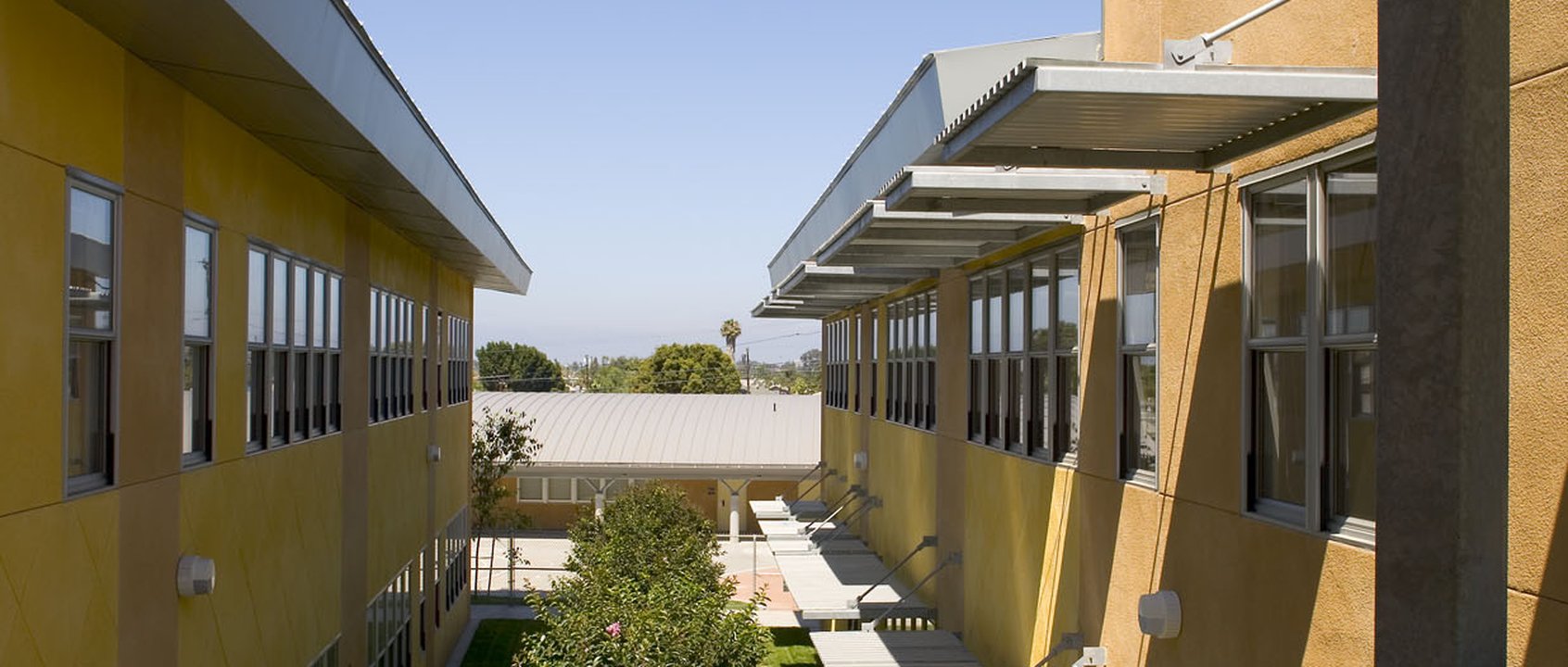 Flo-Jo_ExtBetweenBuildings.jpg