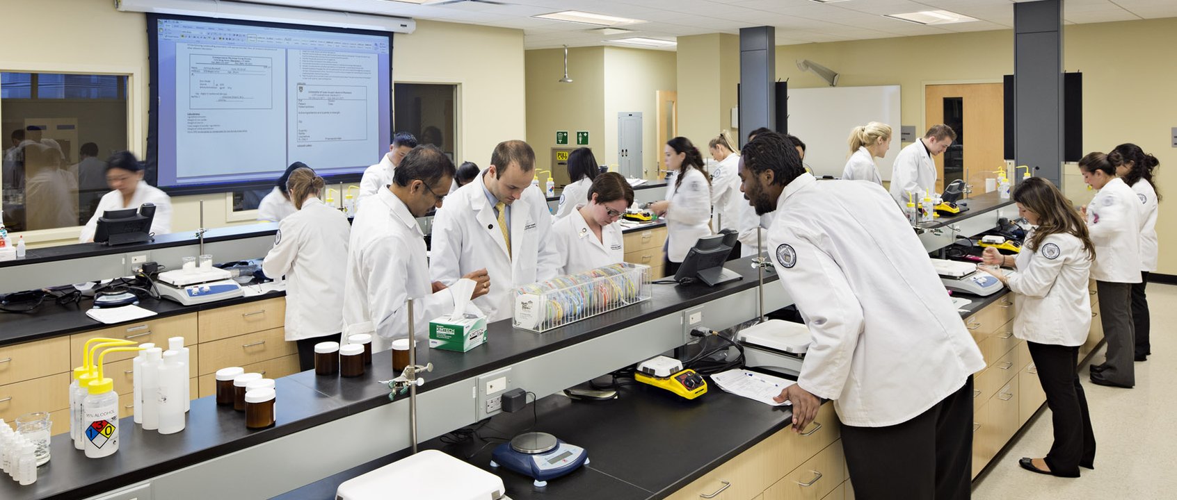 USJ Pharm_04_int lab.jpg